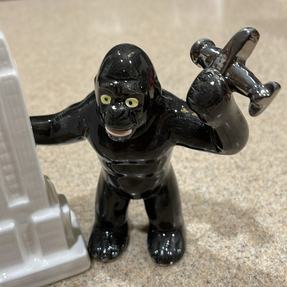 King Kong and Empire State Building Salt and Pepper Shakers - Picture 2 of 4